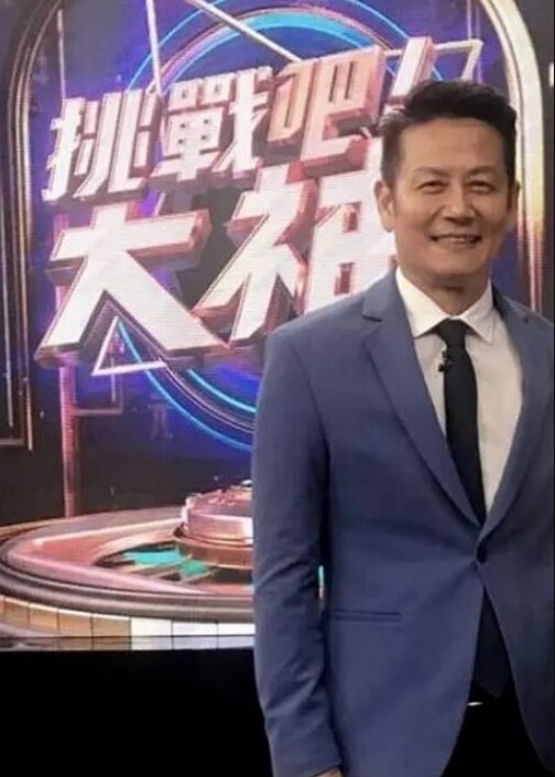 菩提向心觅白领小姐姐上班跳蛋塞逼 - 爽剧场海报